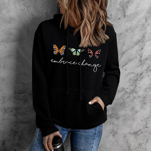 Dame hoodie med inspirerende sommerfuglemotiv og motiverende budskab Stilla