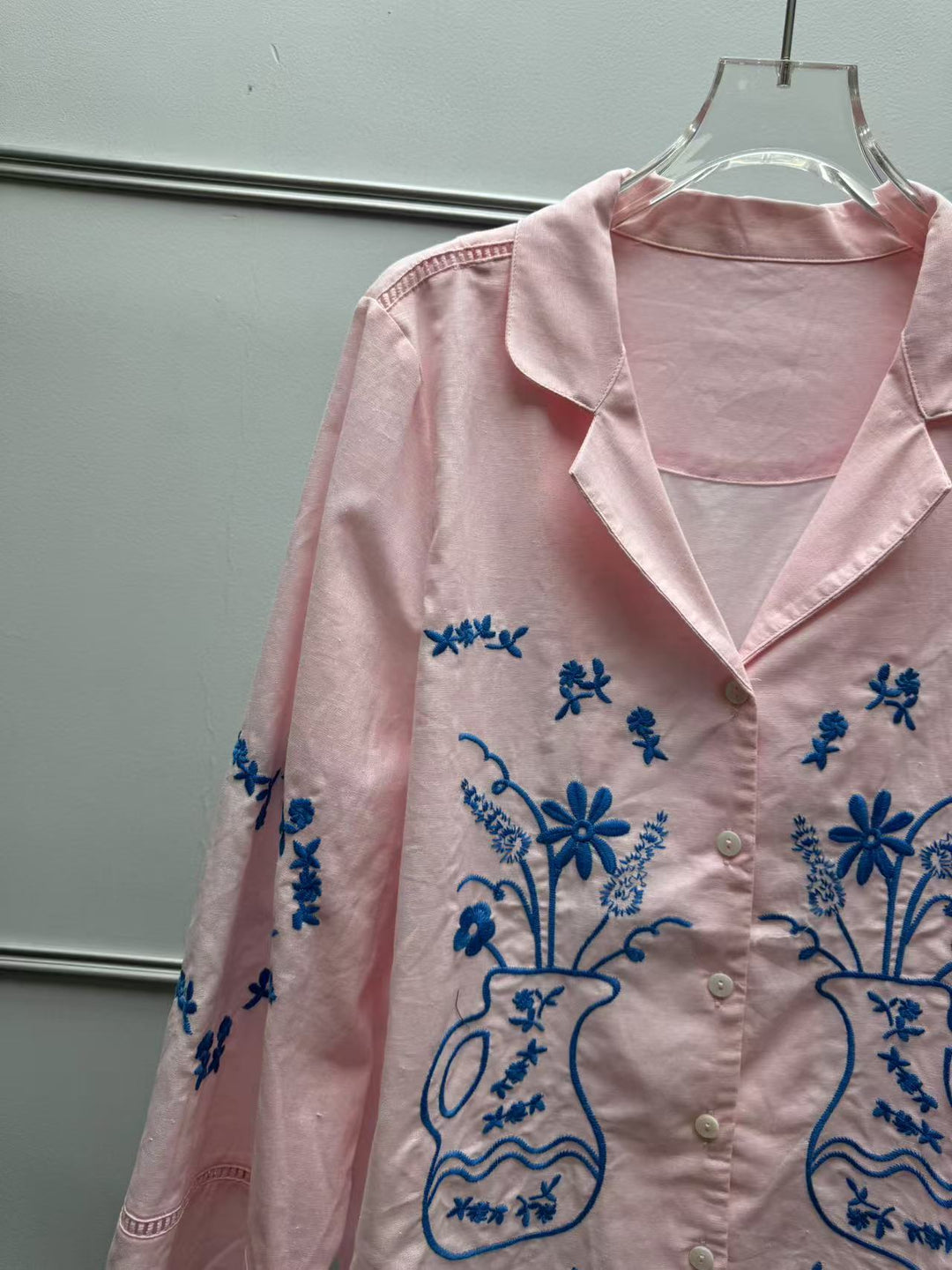 Damebluse med håndlavede florale broderier og løs pasform Stilla