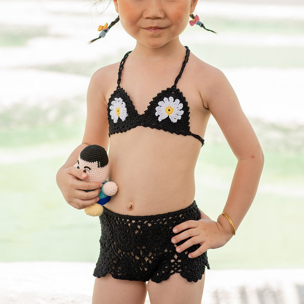 Dame hæklet bikini-sæt med florale applikationer og legende design Stilla