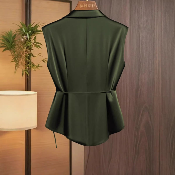 Damebluse med elegant indpakningsudseende og flydende satin fald Skovae