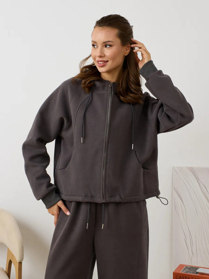 Kvinders casual hættetrøje lavet af blødt fleece med praktiske lommer og elegant lynlås Skovae