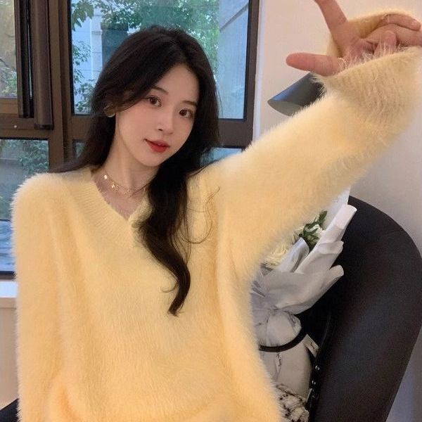 Kvinders fluffy V-hals sweater med blødt materiale og afslappet pasform Stilla