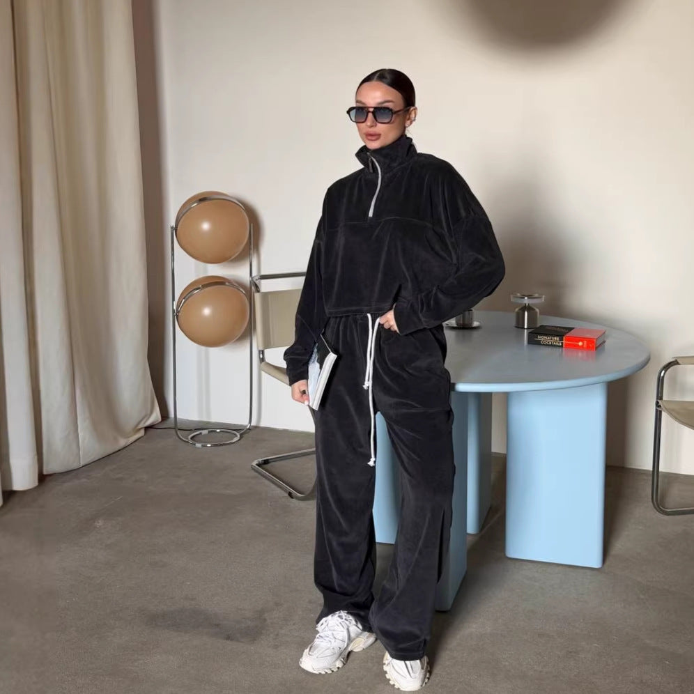 Kvindernes cropped sweatshirt med halvmeter lynlås og brede bukser Skovae