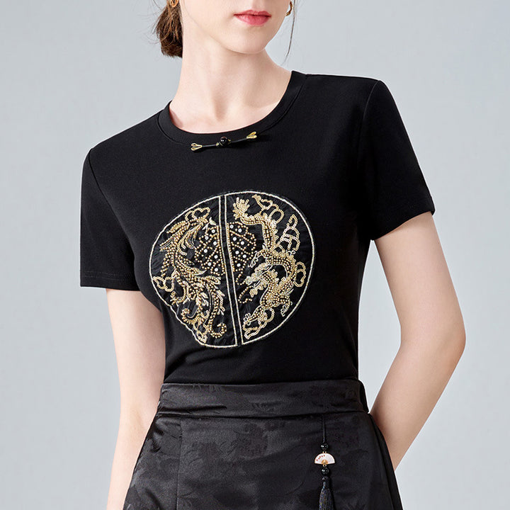 Dame T-shirt med eksklusiv, flerfarvet broderidesign og elegant knapdetalje Stilla
