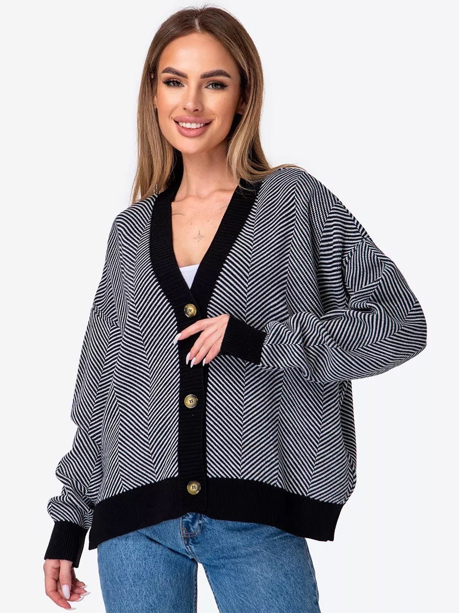 Kvinders hyggelige cardigan med elegante kabelstrik detaljer og knaplukninger Stilla