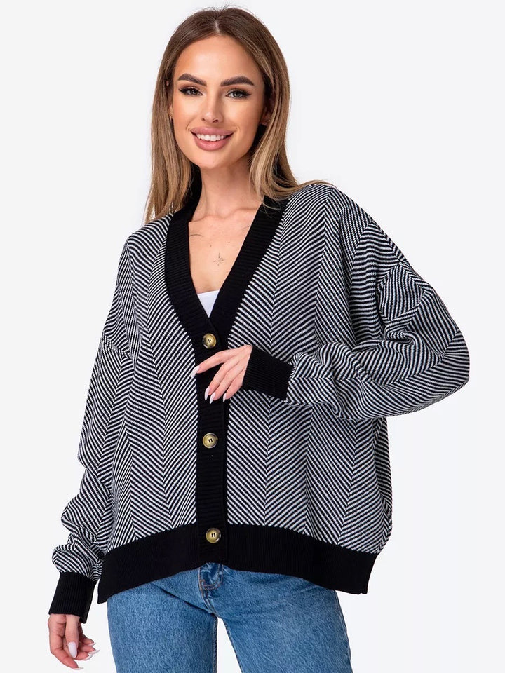 Kvinders fashionable strikket cardigan i chevron mønster med elegant knaplukning Stilla