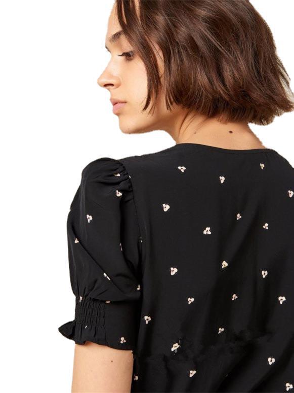 Damebluse med dekorative sommerfuglestikninger og elegant V-udskæring Stilla