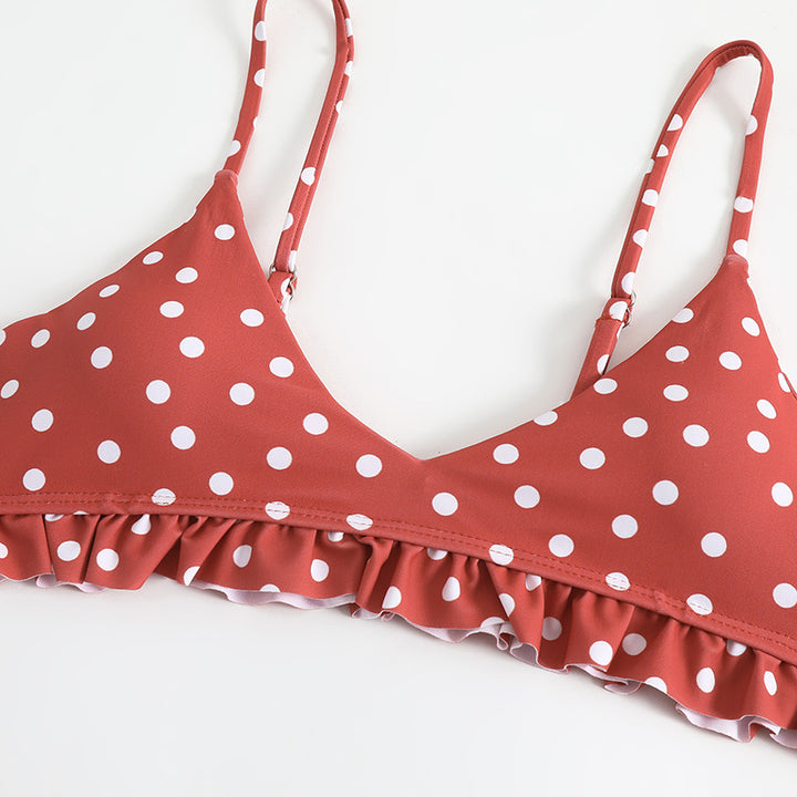 Dame fritidsbikini med ruffle detaljer og prikkemønster Stilla