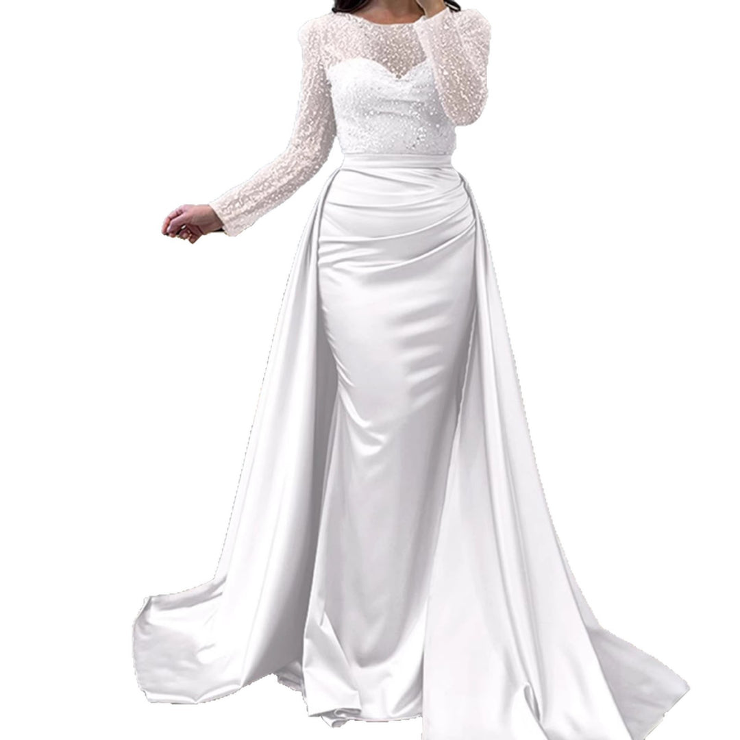Kvinders aftenkjole med glitrende paillet top og elegant satin nederdel