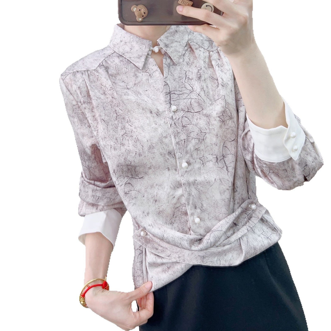 Damebluse med kunstnerisk mønster og elegante detaljer Stilla
