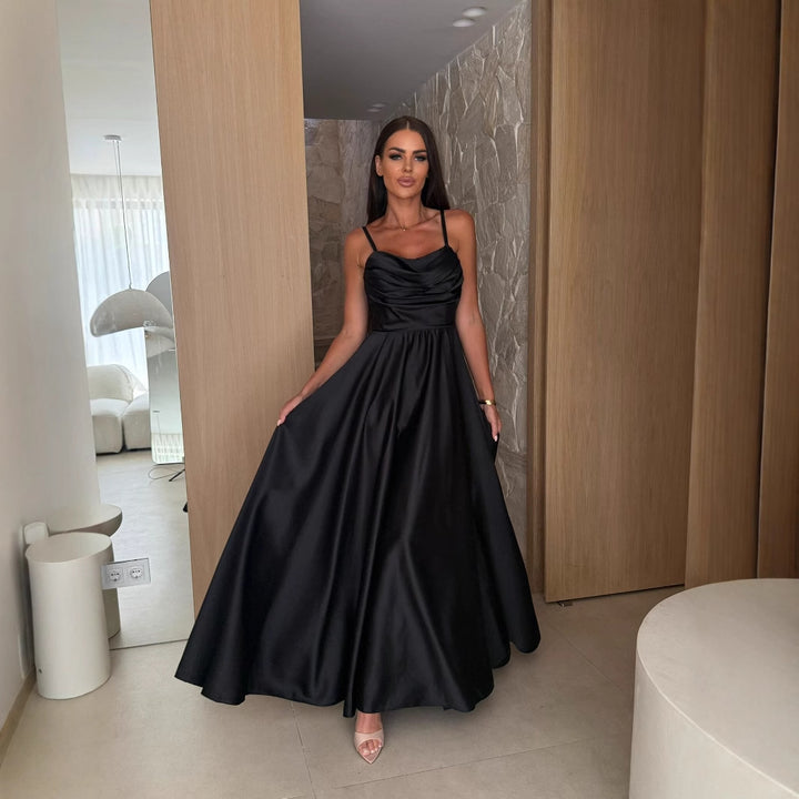 Dame aftenkjole med elegant drapering og høj split Stilla