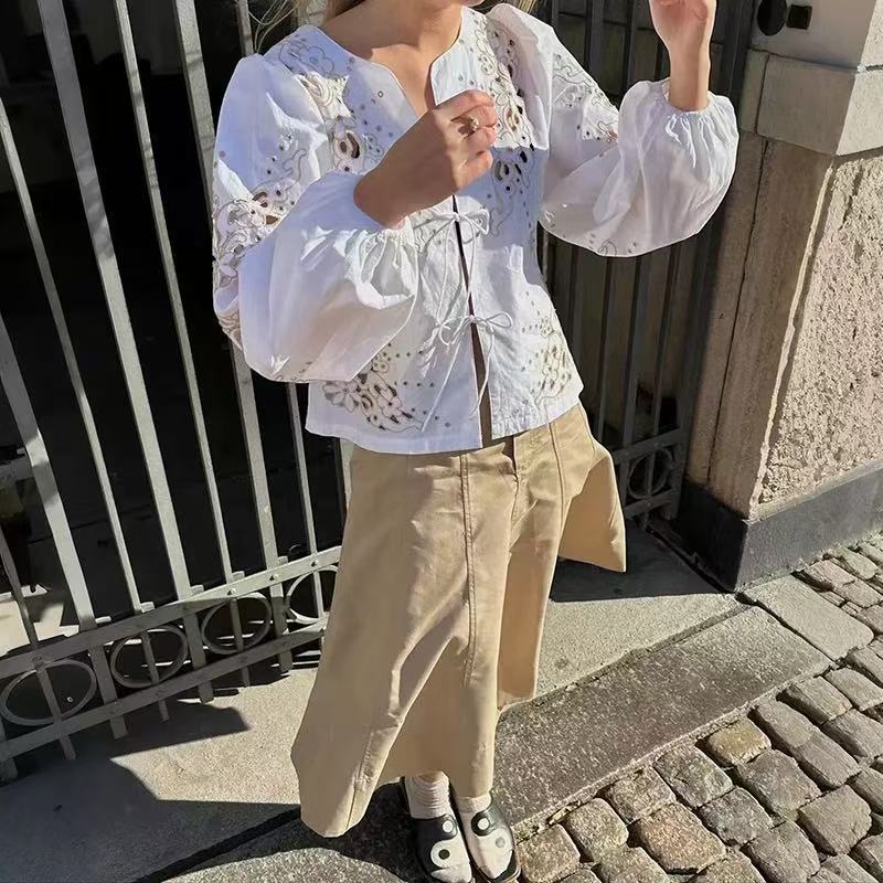 Damebluse med florale hulbroderier og afslappet skæring Stilla