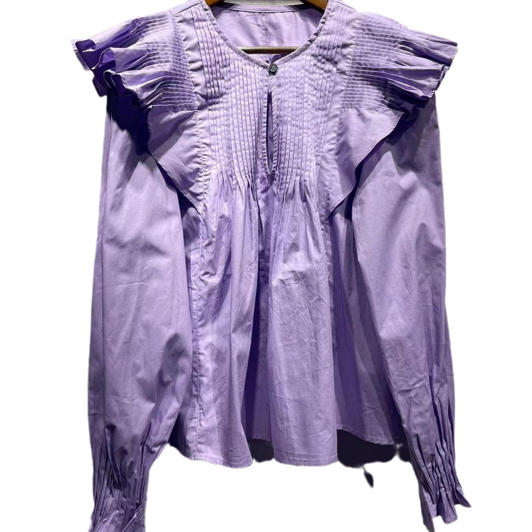 Damebluse med voluminøse flæsedetaljer og særpræget plisséfold Stilla