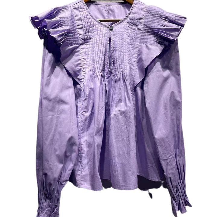 Damebluse med voluminøse flæsedetaljer og særpræget plisséfold Stilla