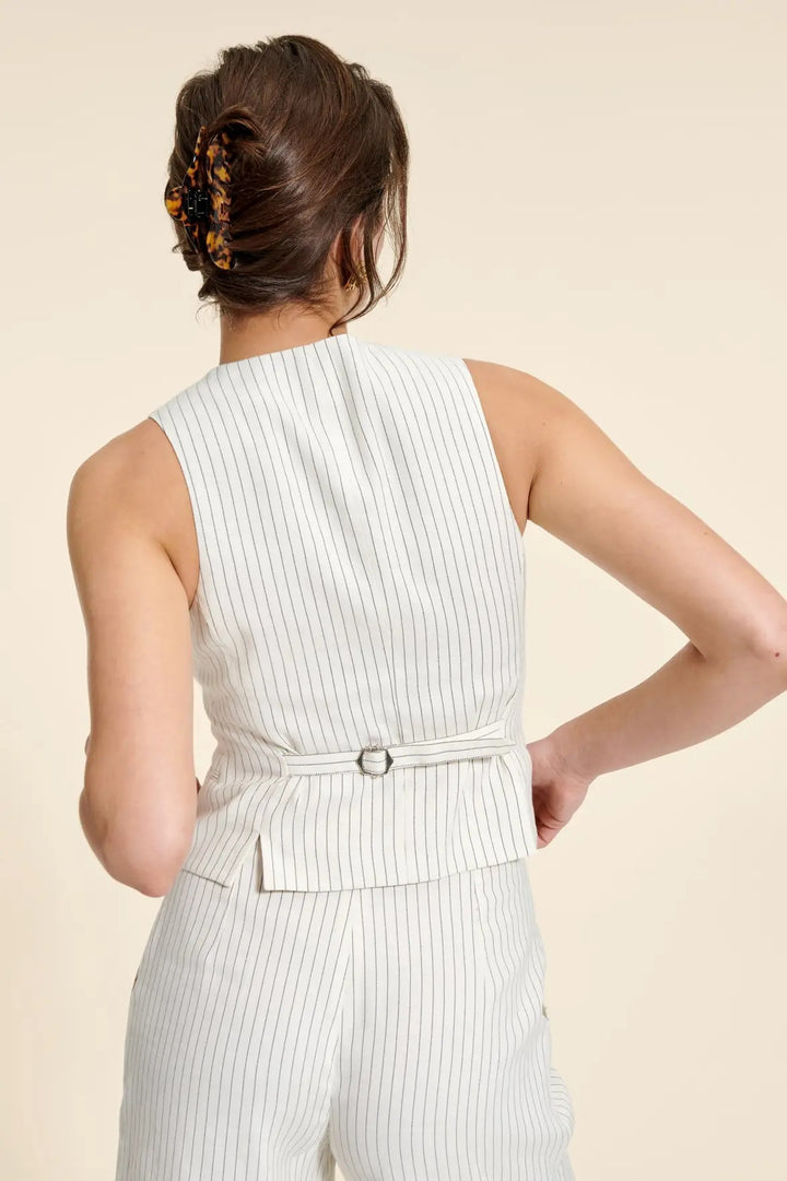Dame høj talje shorts med fine nålestriber og elegant knaplukning Stilla