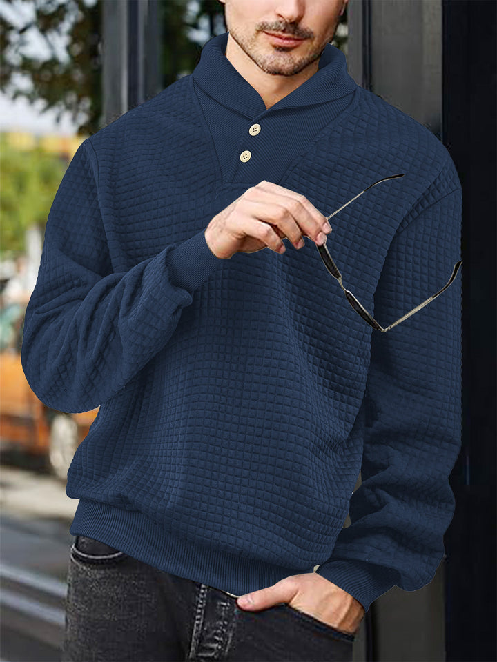 Herrer nan elegant strikpullover med sjalkrave, knapliste ved halsen og ternet vaffelmønster Skovae