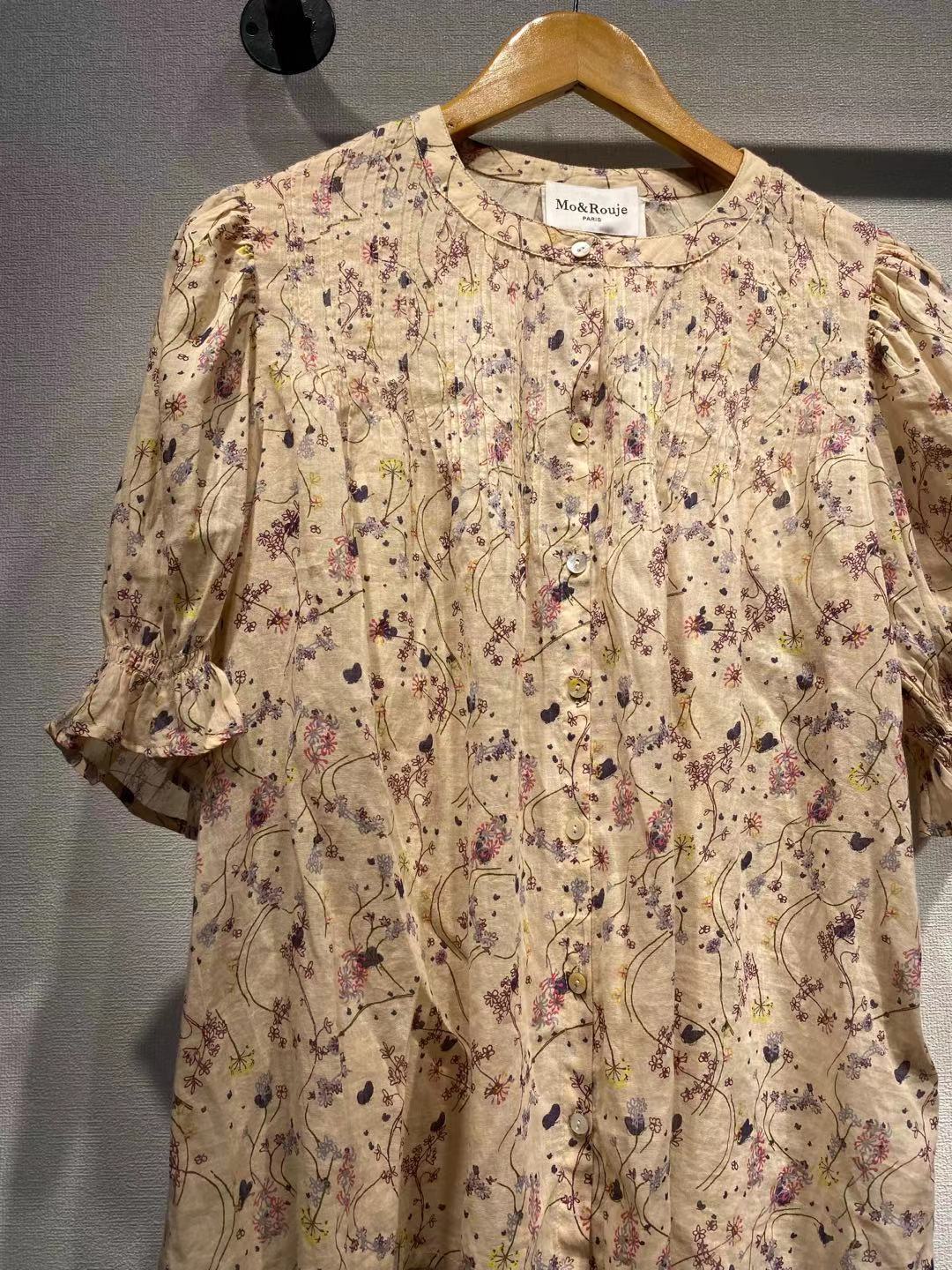Damebluse med blomstermotiv og elegante knapdetaljer Stilla