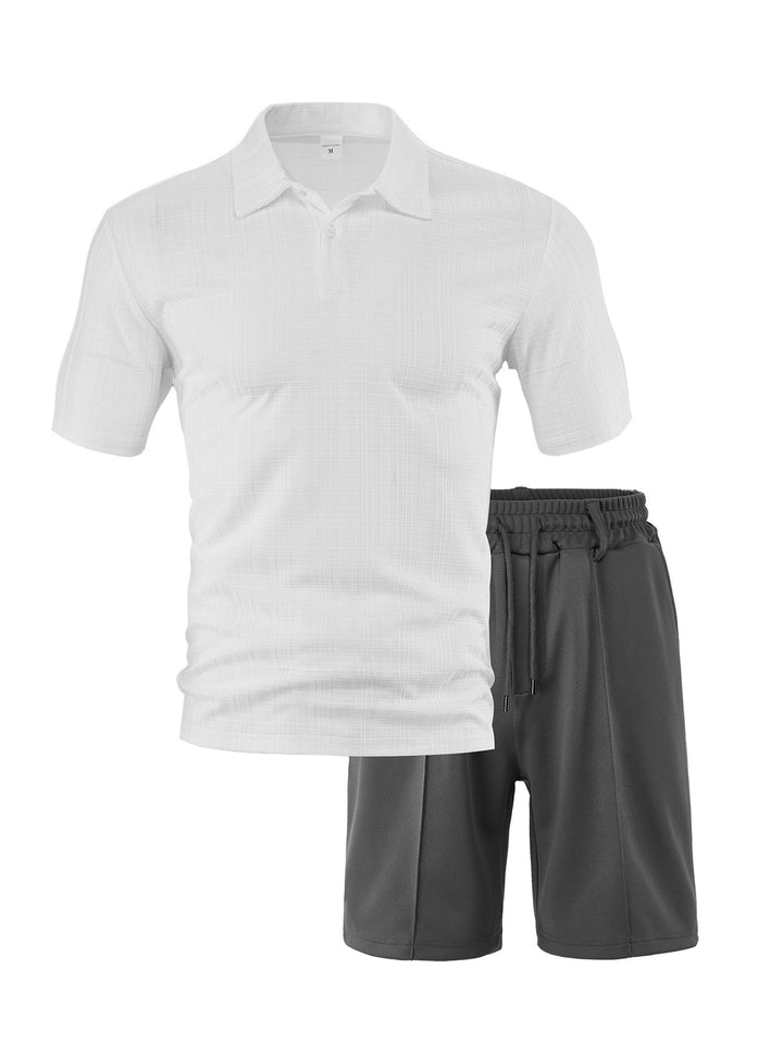 Herrer to-delt sommer-rejse-sæt med tekstureret kortærmet poloshirt og funktionelle mesh-shorts Skovae