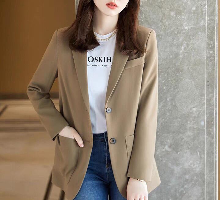 Kvindernes elegante og moderne blazer med klaplommer Stilla