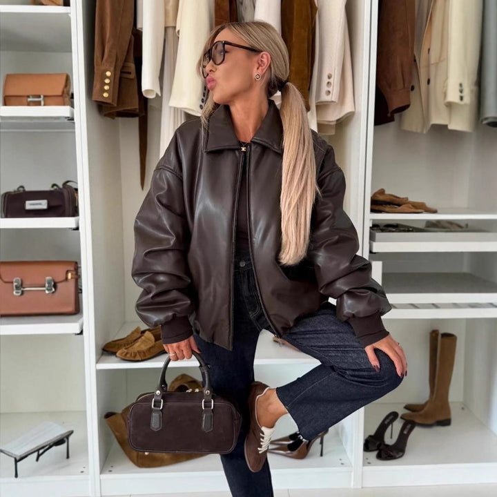 Kvinders fashionable oversized læderjakke med dyb krave og lynlås Stilla