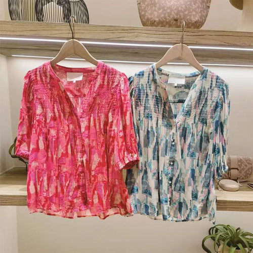 Damebluse med voluminøse puffærmer og raffineret smockdesign Stilla