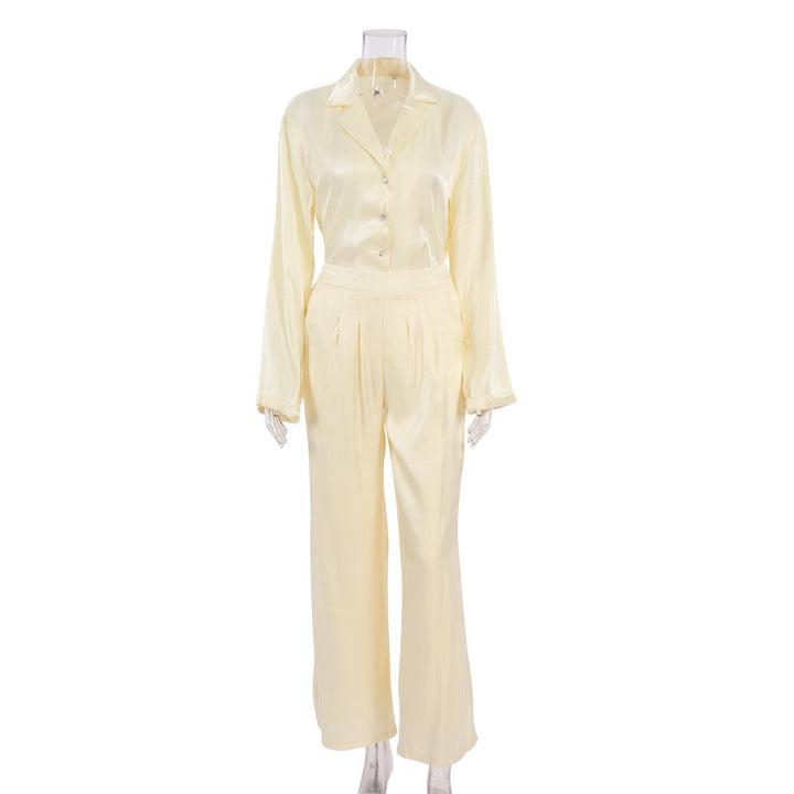 Dame Satin Pyjamasæt med elegant snit og knapdetaljer Stilla