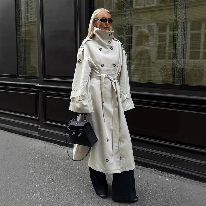 Kvinders elegante trenchcoat med brede revers og praktiske lommer Stilla