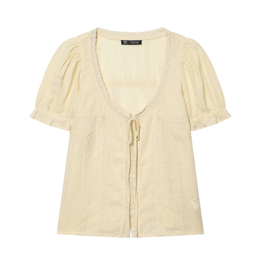 Dame luftig bluse med ruffles detaljer og dekorative knapper Skovae