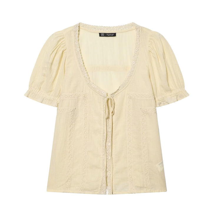 Dame luftig bluse med ruffles detaljer og dekorative knapper Skovae