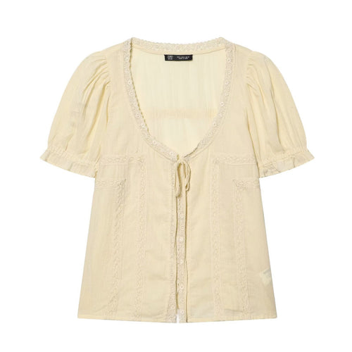 Dame luftig bluse med ruffles detaljer og dekorative knapper Skovae