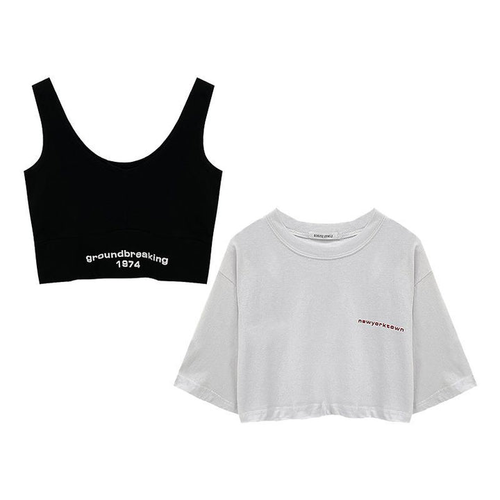 Kvinders cropped tank top med moderne bogstaver og figursyet snit