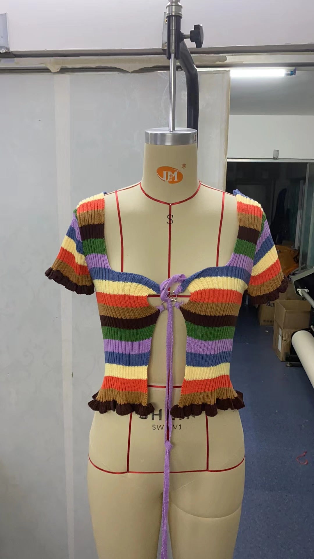 Dame figursyet Crop-Top med stilfulde striber og flæsedetaljer Skovae