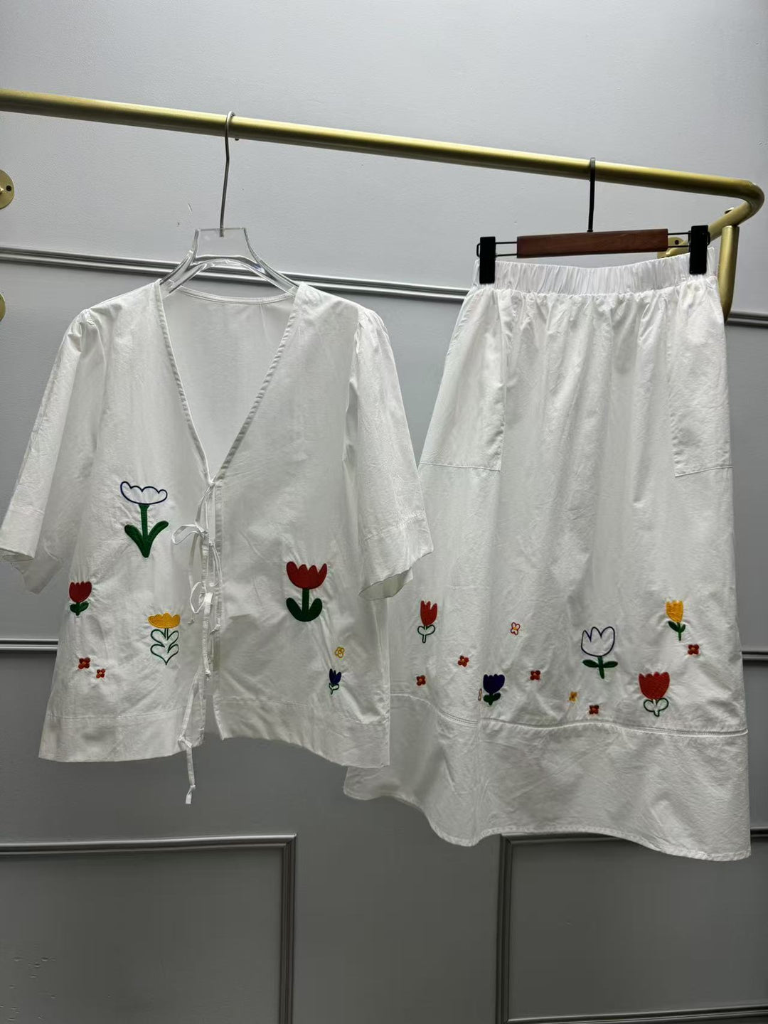 Damebluse med floral broderidesign og elegant taljejustering Stilla