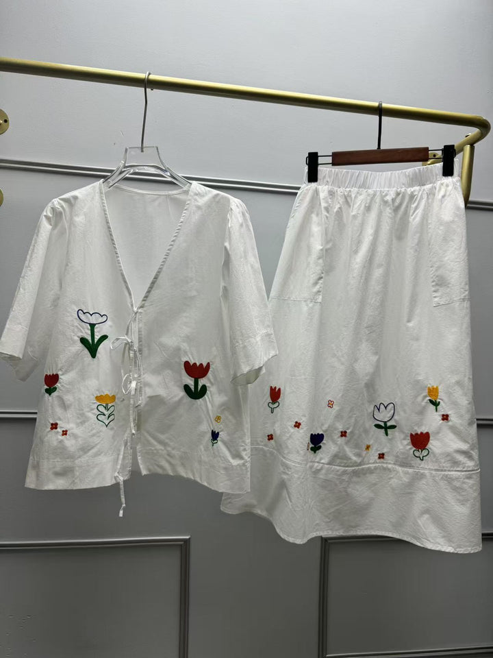 Damebluse med floral broderidesign og elegant taljejustering Stilla