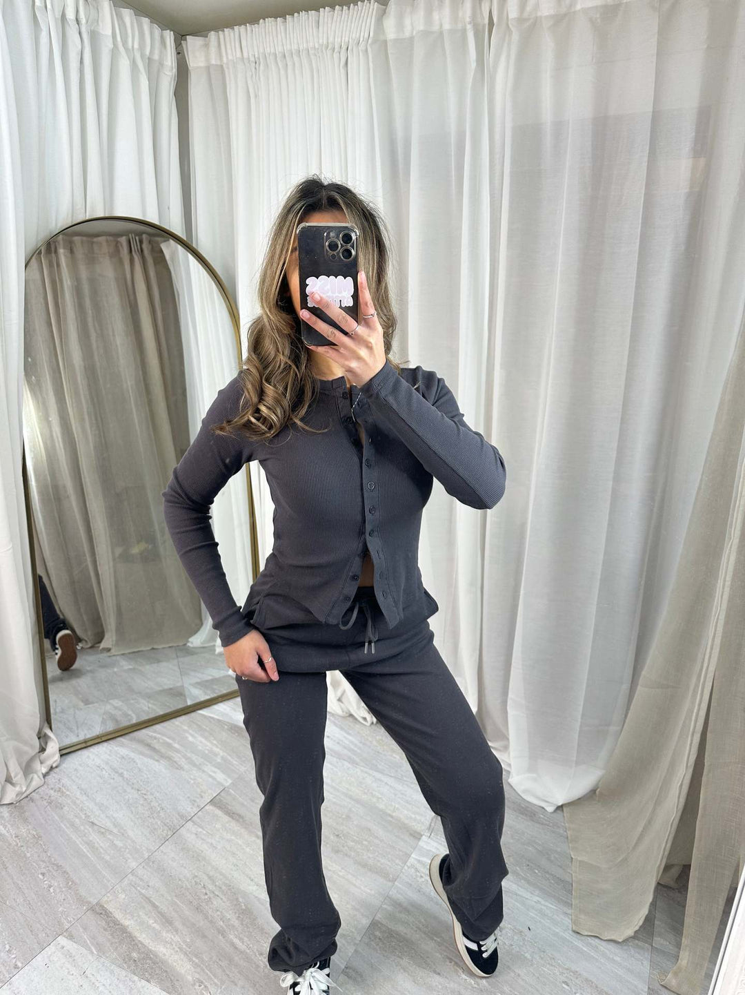 Kvindernes hyggelige strik jumpsuit med knapdetaljer og elegant design Skovae