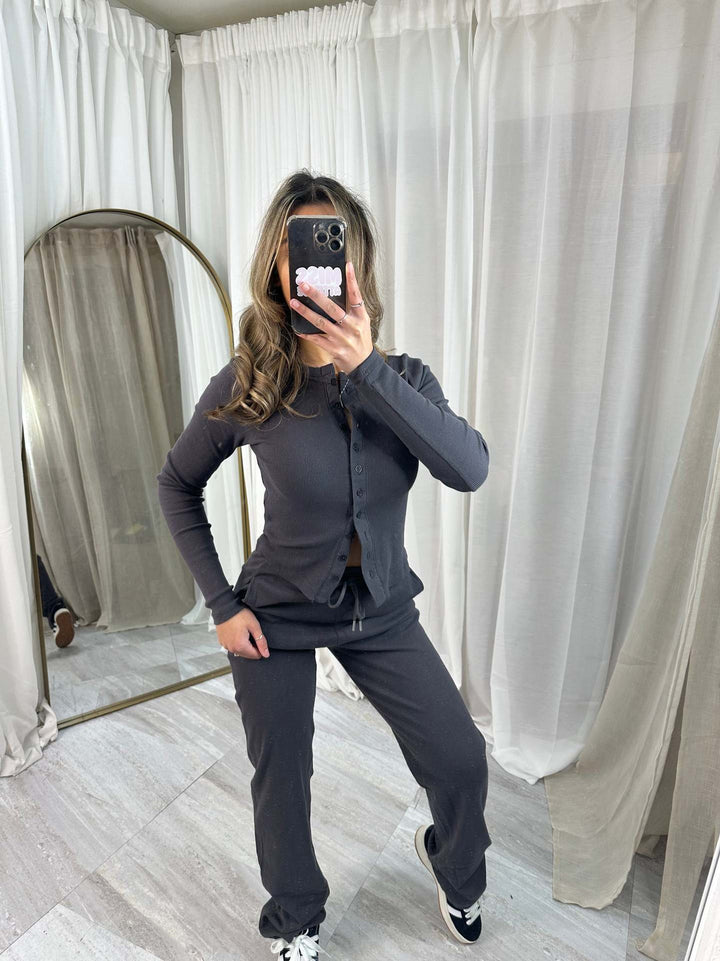 Kvindernes hyggelige strik jumpsuit med knapdetaljer og elegant design Skovae