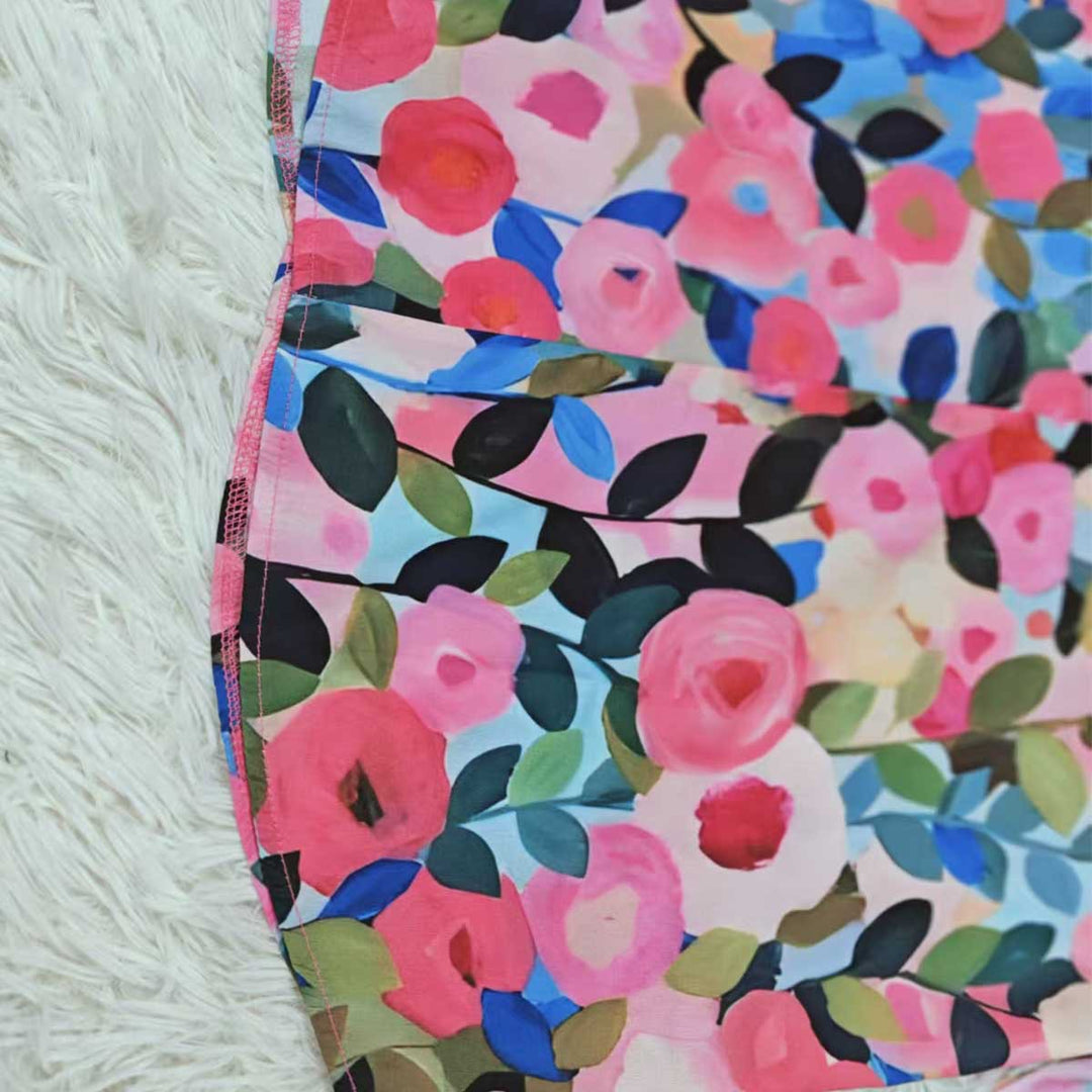 Damebluse med blomsterdesign og knaplukning Stilla