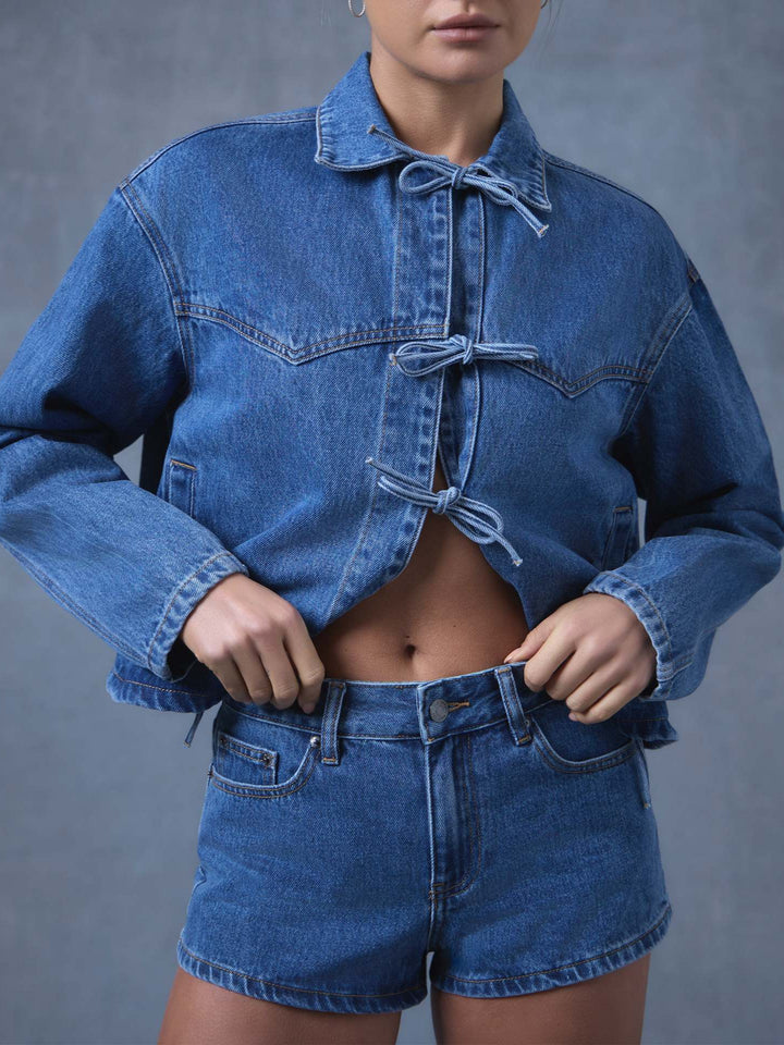 Dame casual jeansjakke med unikt bindebælte og trendy cropped snit Stilla