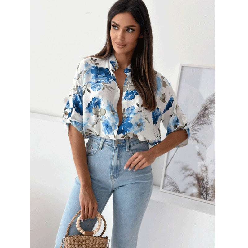 Damebluse med floral design og casual snit Stilla