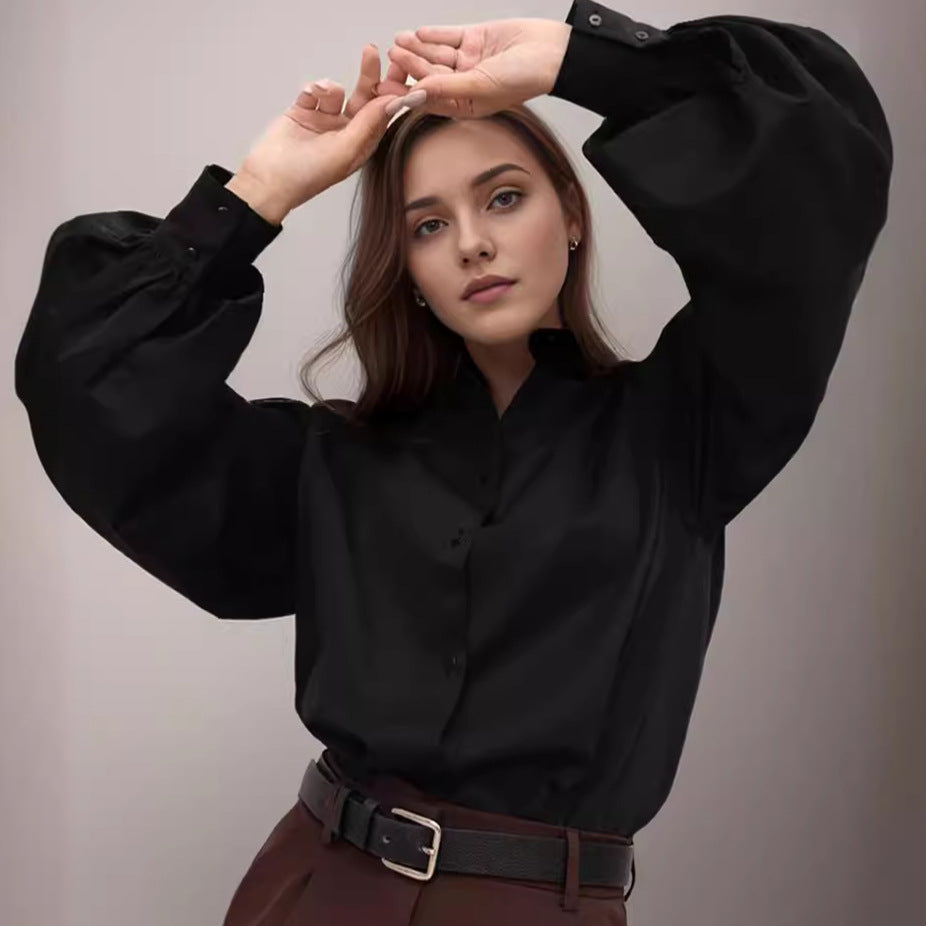 Damebluse med voluminøse ærmer og moderne krave Stilla