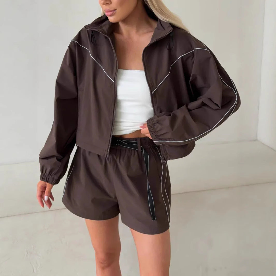 Kvindernes sporty jakke med shorts i moderne udendørs stil Skovae