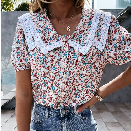 Damebluse med spidskrave og blomsterdesign Stilla