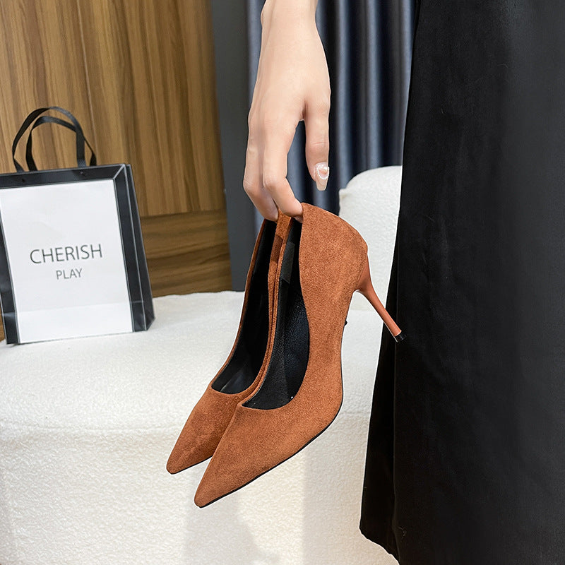 Dame elegante spidse Pumps med behagelig blokhæl og høj kvalitet ruskindsarbejde Stilla