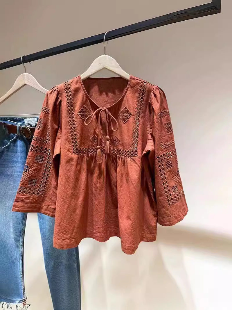 Damebluse med håndlavede broderier og flydende design Stilla