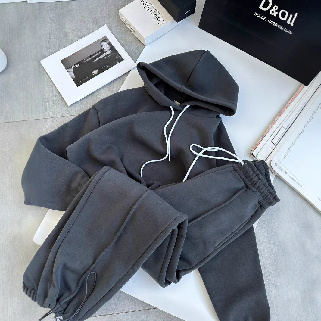 Dame hoodie og joggersæt med sidelommer og elastisk talje