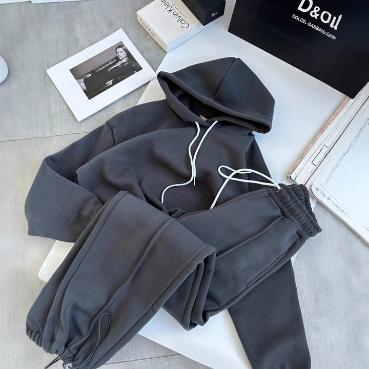 Dame hoodie og joggersæt med sidelommer og elastisk talje