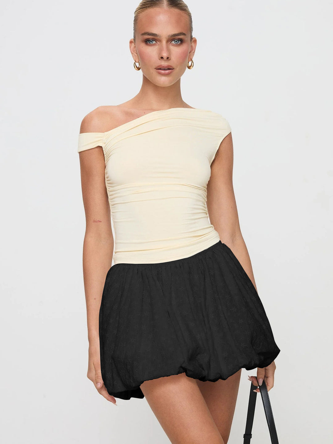 Dame asymmetrisk top med komfortabel rynkeeffekt og off-shoulder design Stilla