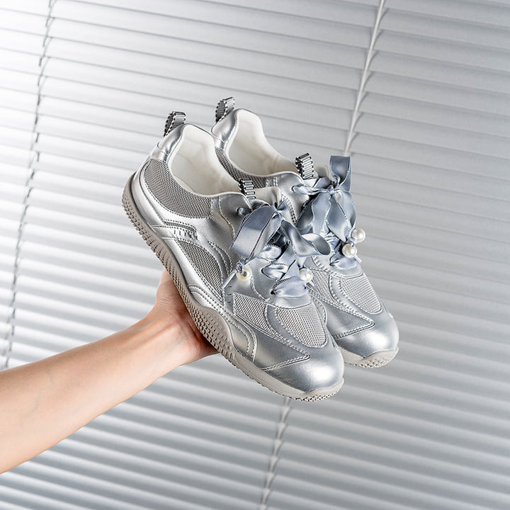 Dame Sneakers med stilfuld satin-udseende og komfortabel hybrid sål Stilla