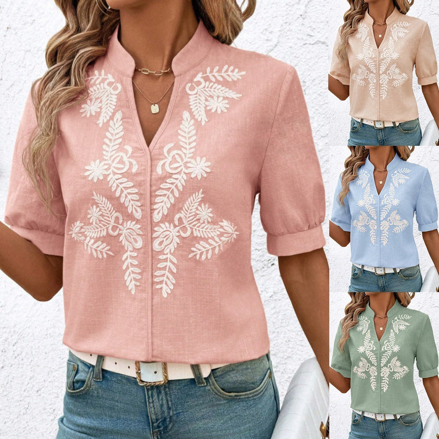 Damebluse med elegant floral broderidesign Stilla