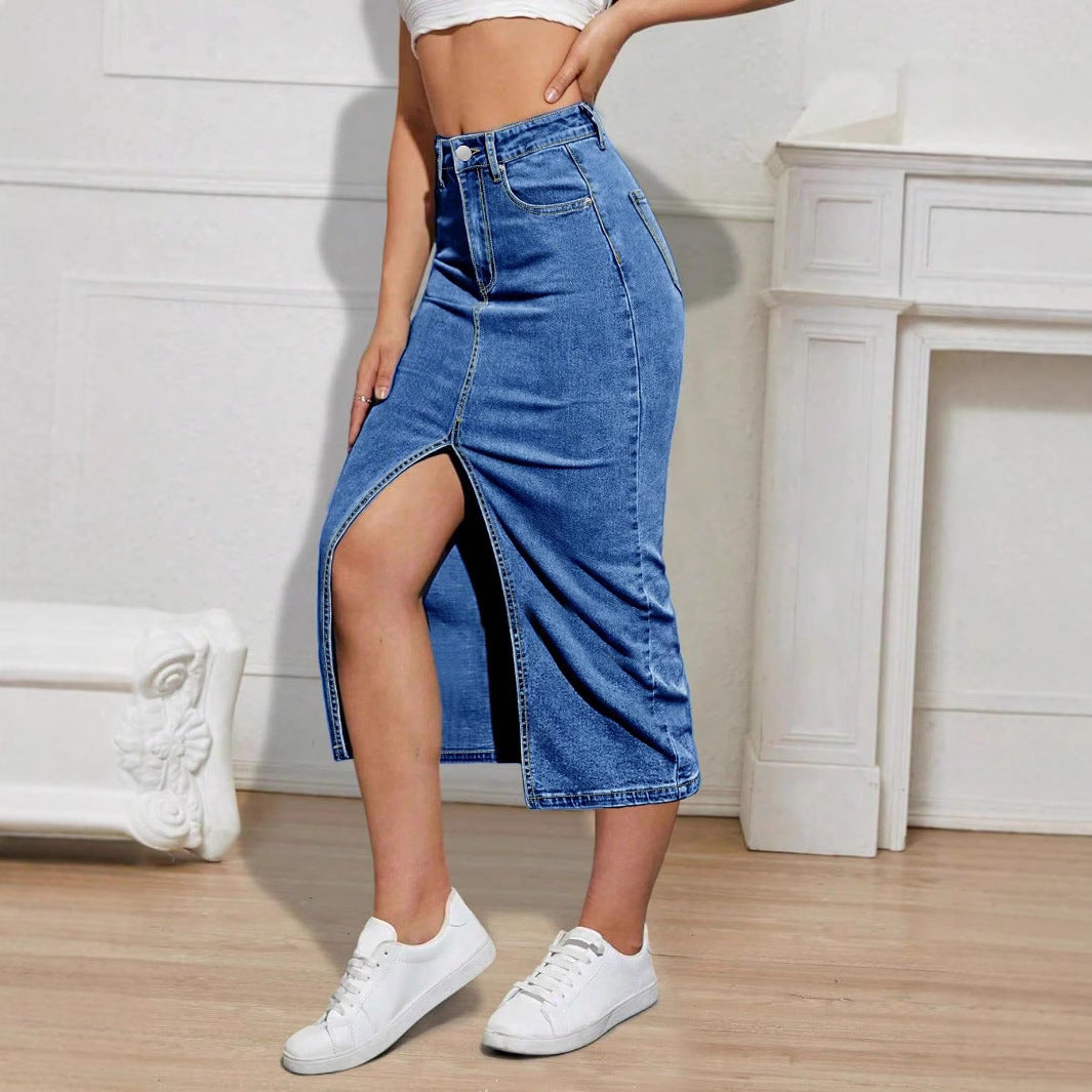 Dame midikjole i denim med figursmigrende design og praktiske lommer Stilla